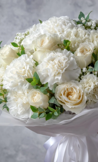 Букет с гвоздиками «Белый вальс»