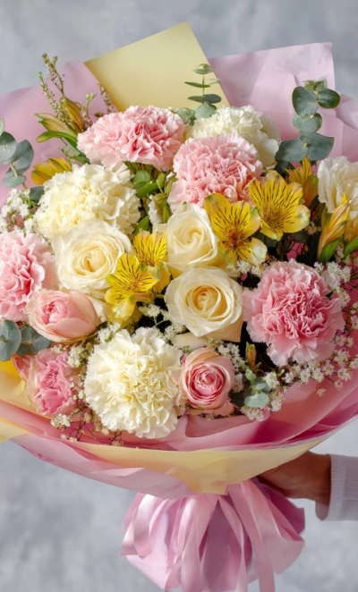 Букет с гвоздиками «Яркий момент»