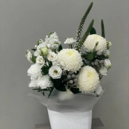 Композиция с хризантемами эустомой &laquo;Зимняя нежность&raquo; 0