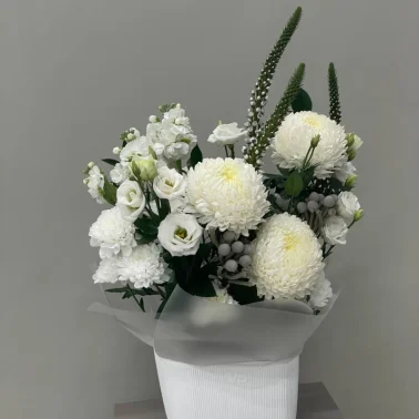 Композиция с хризантемами эустомой «Зимняя нежность»