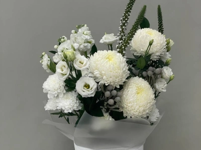 Композиция с хризантемами эустомой «Зимняя нежность»