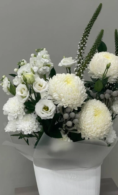 Композиция с хризантемами эустомой «Зимняя нежность»