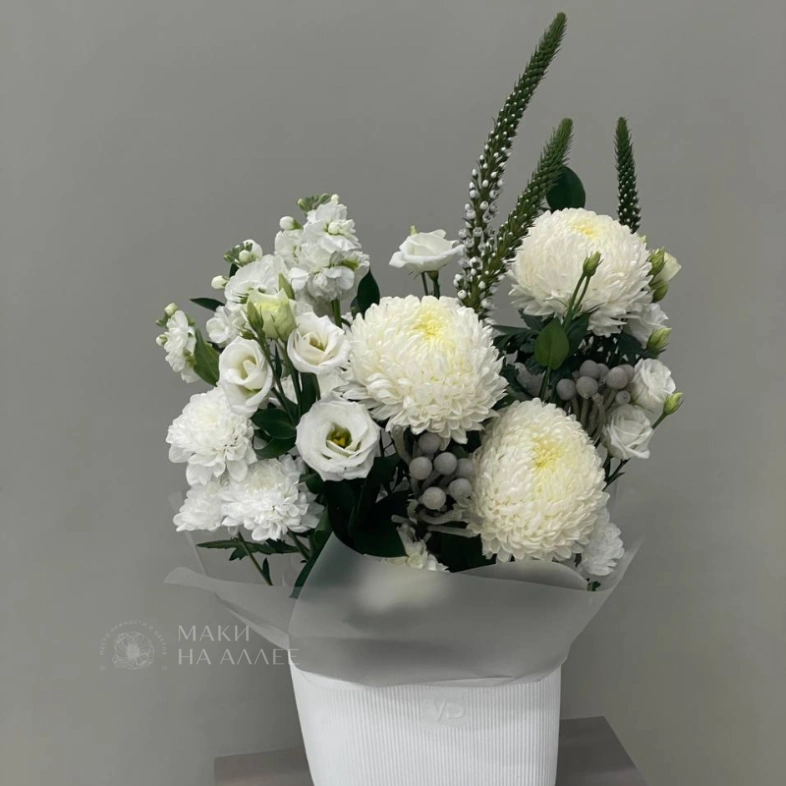 Композиция с хризантемами эустомой &laquo;Зимняя нежность&raquo;