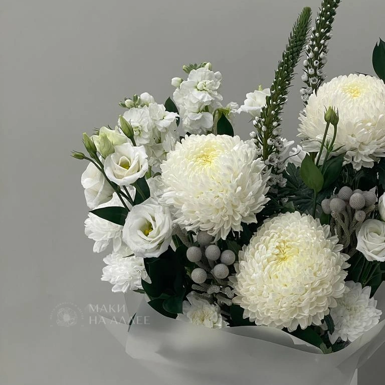 Композиция с хризантемами эустомой &laquo;Зимняя нежность&raquo;