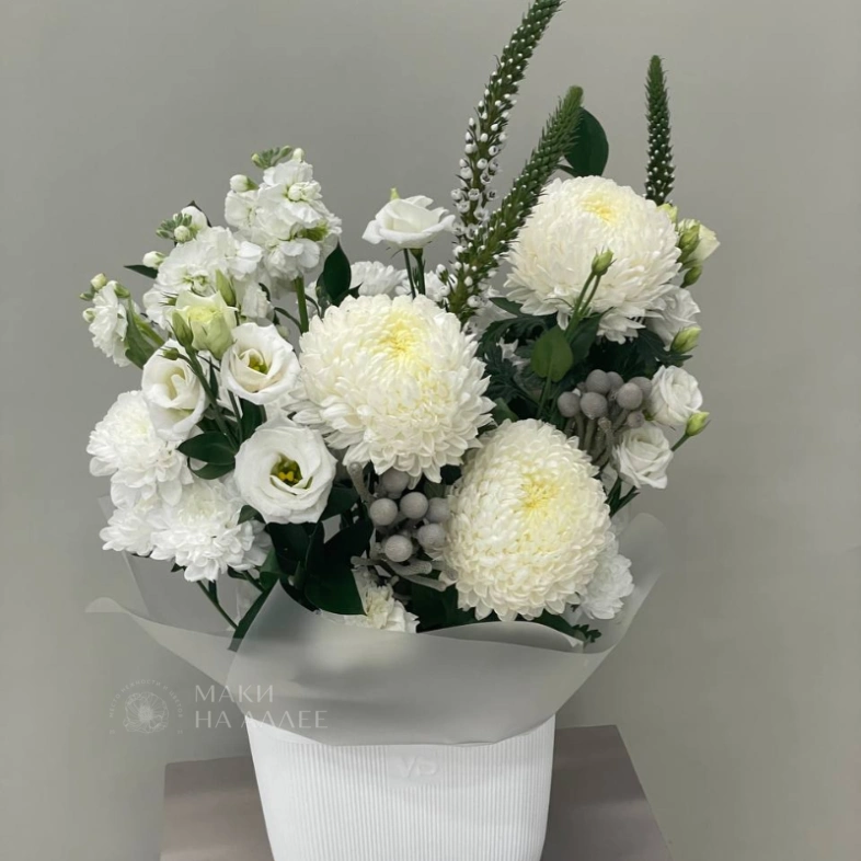 Композиция с хризантемами эустомой &laquo;Зимняя нежность&raquo;