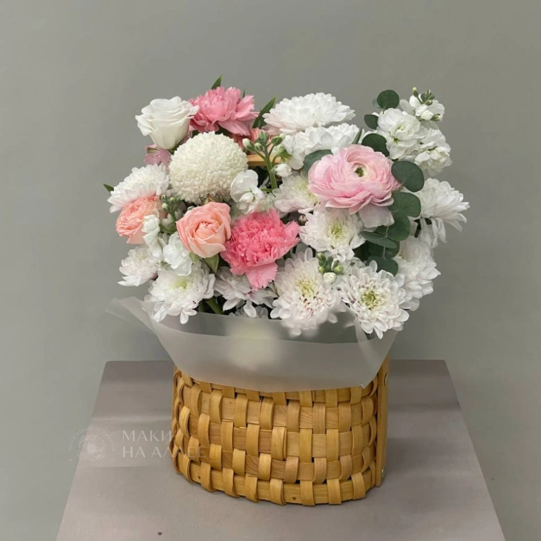 Композиция с хризантемой, гвоздиками и маттиолой &laquo;Нежное очарование&raquo;