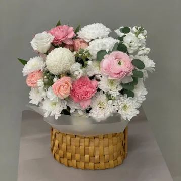 Композиция с хризантемой, гвоздиками и маттиолой «Нежное очарование»