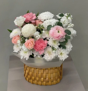 Композиция с хризантемой, гвоздиками и маттиолой «Нежное очарование»