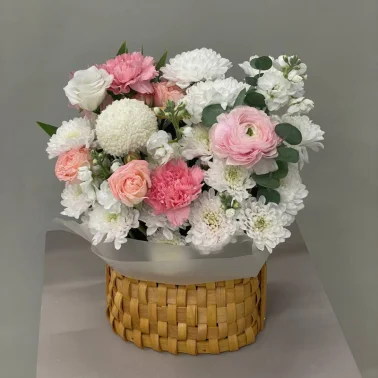 Композиция с хризантемой, гвоздиками и маттиолой «Нежное очарование»