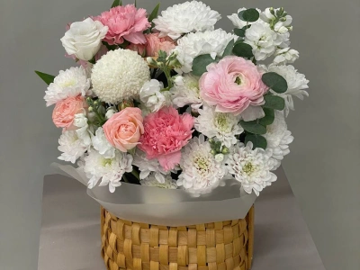 Композиция с хризантемой, гвоздиками и маттиолой «Нежное очарование»