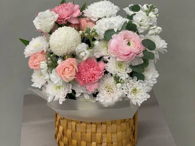 Композиция с хризантемой, гвоздиками и маттиолой «Нежное очарование»