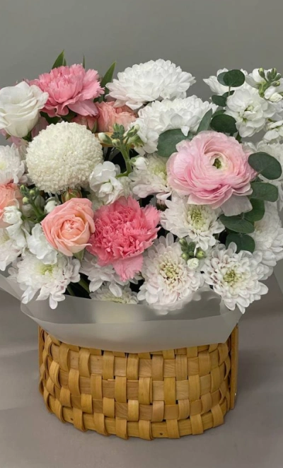 Композиция с хризантемой, гвоздиками и маттиолой «Нежное очарование»