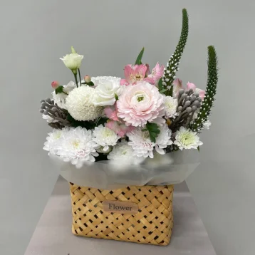 Композиция с ранункулюсом, хризантемами и альстромерией «Для Мамы»