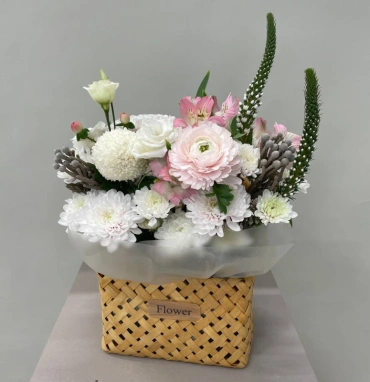 Композиция с ранункулюсом, хризантемами и альстромерией «Для Мамы»