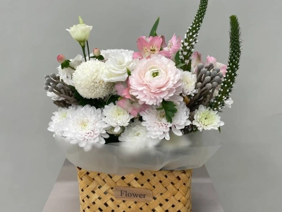 Композиция с ранункулюсом, хризантемами и альстромерией «Для Мамы»