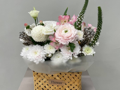 Композиция с ранункулюсом, хризантемами и альстромерией «Для Мамы»