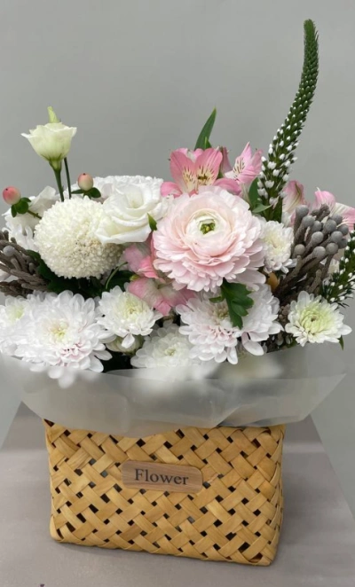 Композиция с ранункулюсом, хризантемами и альстромерией «Для Мамы»