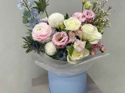 Композиция с дельфиниумом, розами и эустомой «Нежное облако»