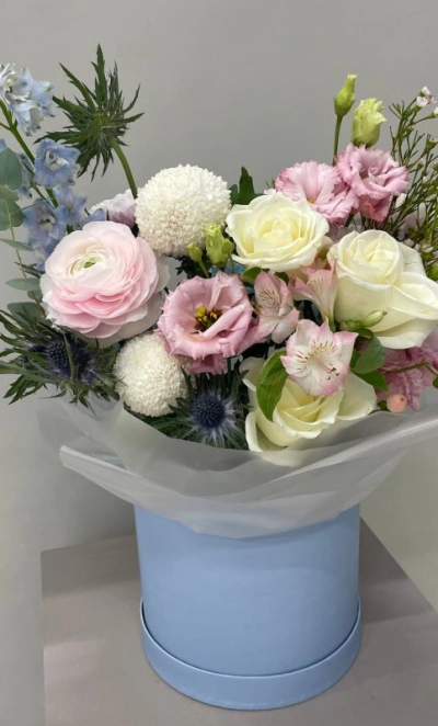 Композиция с дельфиниумом, розами и эустомой «Нежное облако»