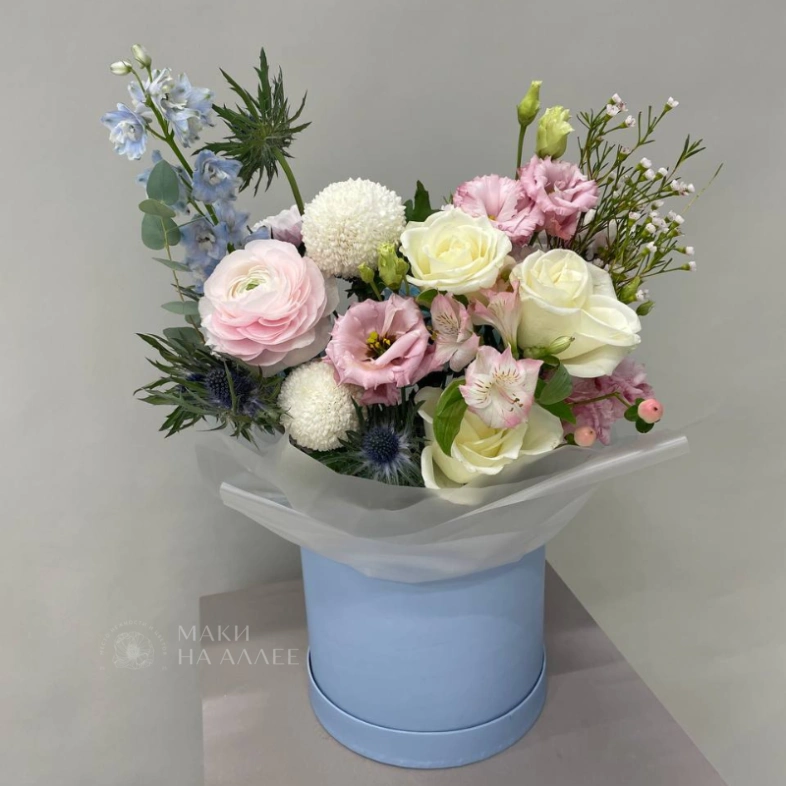 Композиция с дельфиниумом, розами и эустомой &laquo;Нежное облако&raquo;