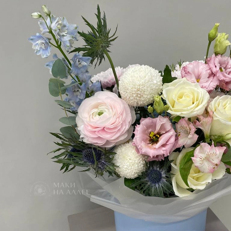 Композиция с дельфиниумом, розами и эустомой &laquo;Нежное облако&raquo;