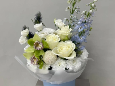 Композиция с розами, дельфиниумом и орхидеями «Нежное облако»