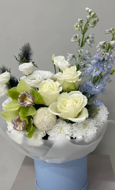 Композиция с розами, дельфиниумом и орхидеями «Нежное облако»