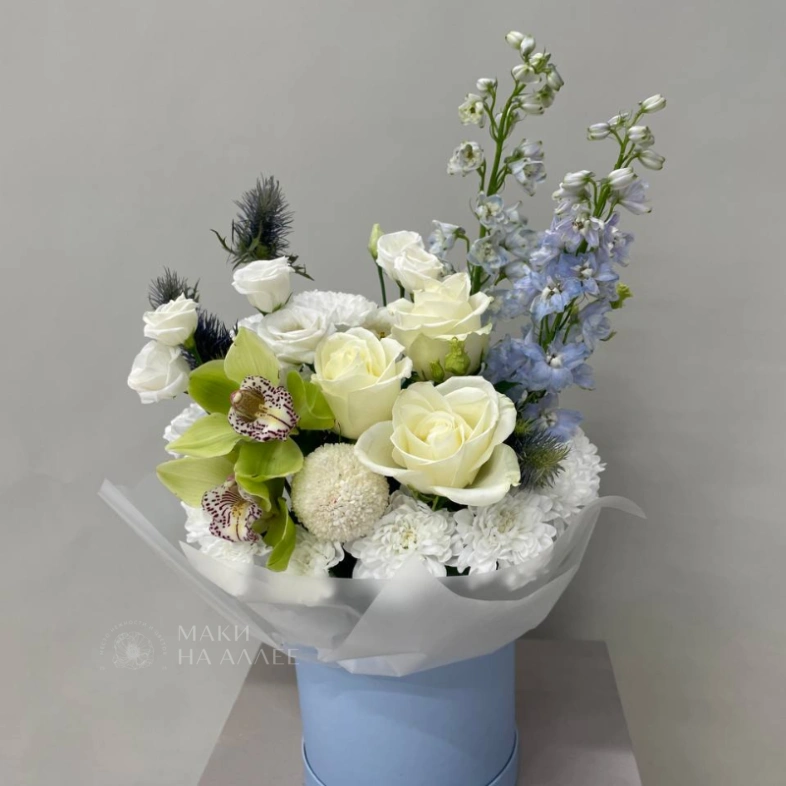 Композиция с розами, дельфиниумом и орхидеями &laquo;Нежное облако&raquo;