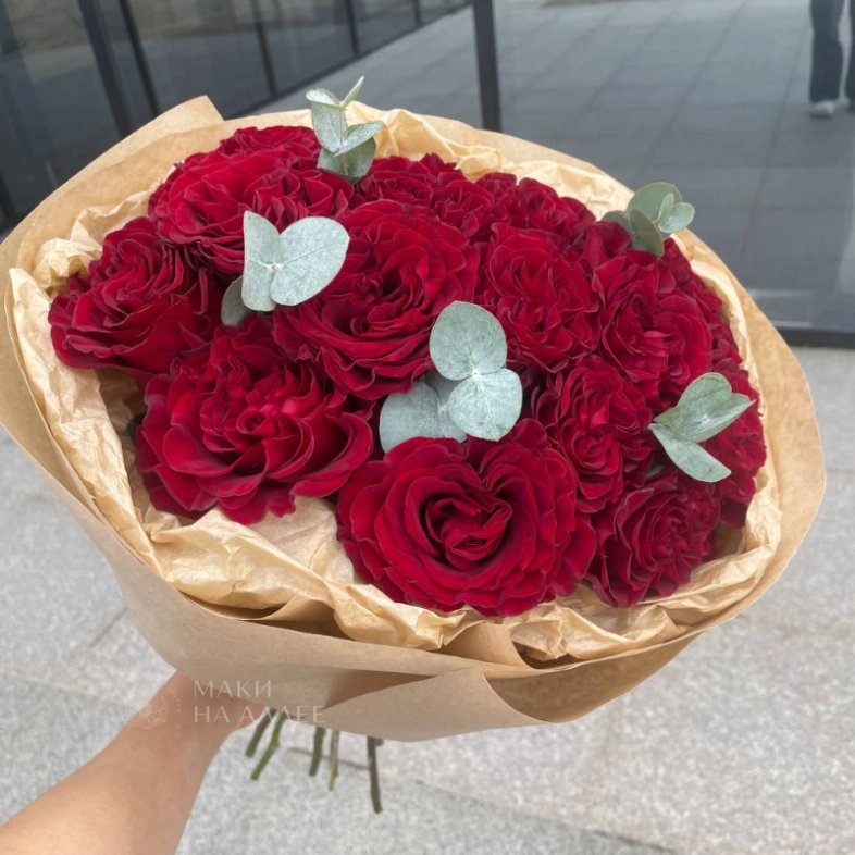 Моно букет из красных роз с эвкалиптом