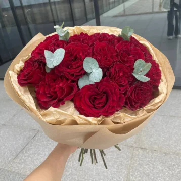 Моно букет из красных роз с эвкалиптом