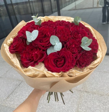 Моно букет из красных роз с эвкалиптом