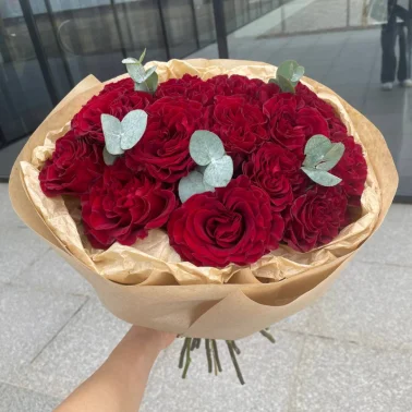 Моно букет из красных роз с эвкалиптом