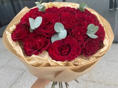 Моно букет из красных роз с эвкалиптом