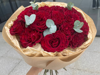 Моно букет из красных роз с эвкалиптом