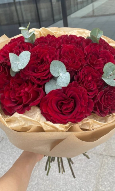 Моно букет из красных роз с эвкалиптом