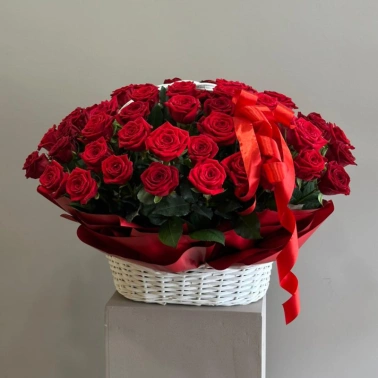 Композиция в корзине из красных роз «Корзина страсти»
