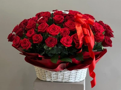 Композиция в корзине из красных роз «Корзина страсти»
