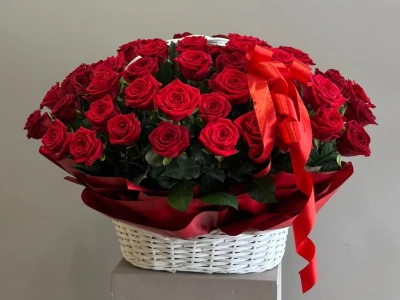 Композиция в корзине из красных роз «Корзина страсти»