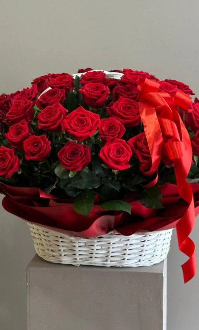 Композиция в корзине из красных роз «Корзина страсти»
