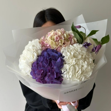 Букет с гортензией