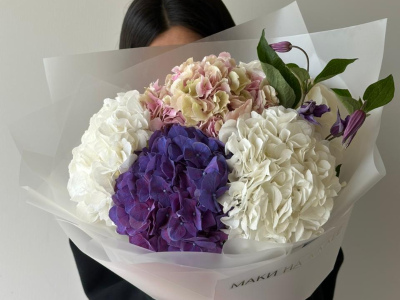 Букет с гортензией