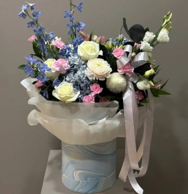 Цветы в шляпной коробке «голубой бриз»