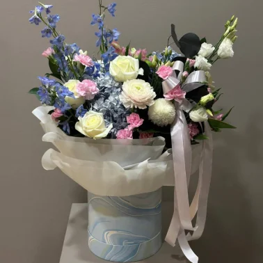 Цветы в шляпной коробке «голубой бриз»