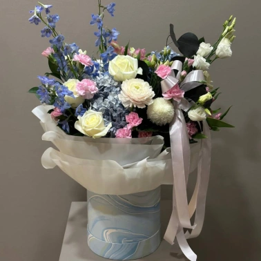 Цветы в шляпной коробке «голубой бриз»