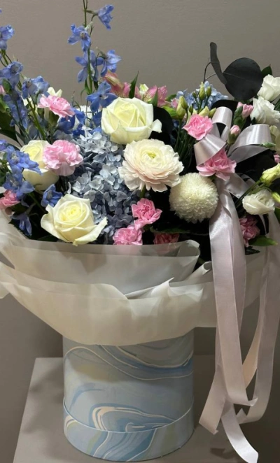 Цветы в шляпной коробке «голубой бриз»